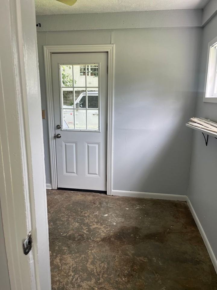 726 Whitfield St - Photo 3 of 7