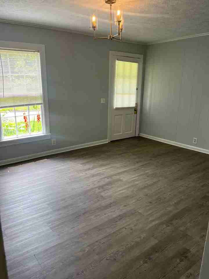 726 Whitfield St - Photo 4 of 7