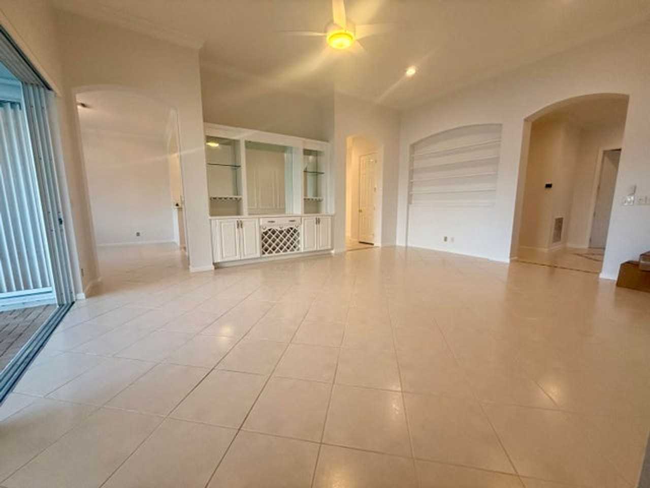 9041 Bay Harbour Cir - Photo 5 of 19