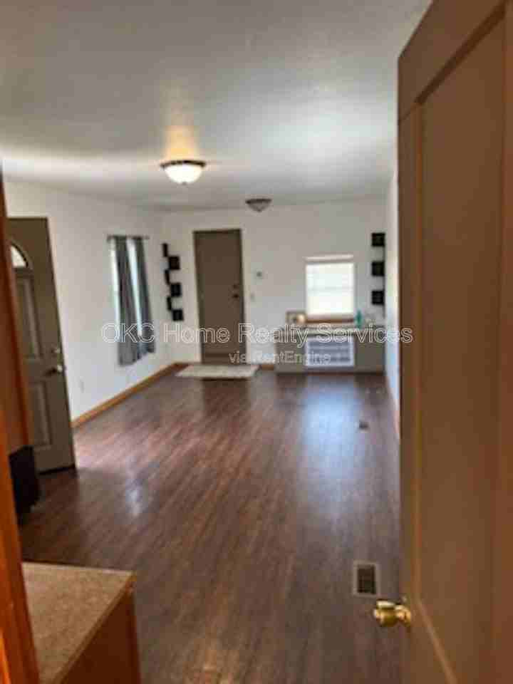 1304 Nw 10th St #B - Photo 2 of 5