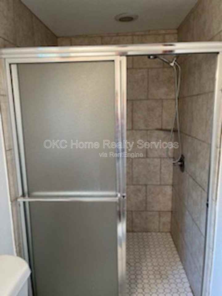 1304 Nw 10th St #B - Photo 3 of 5