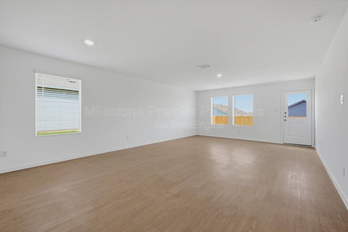 3719 Longleaf Dr - Photo 3 of 6