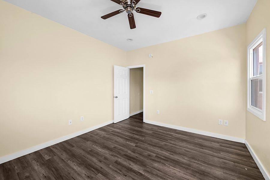 1050 W 57th St #25 - Photo 3 of 6