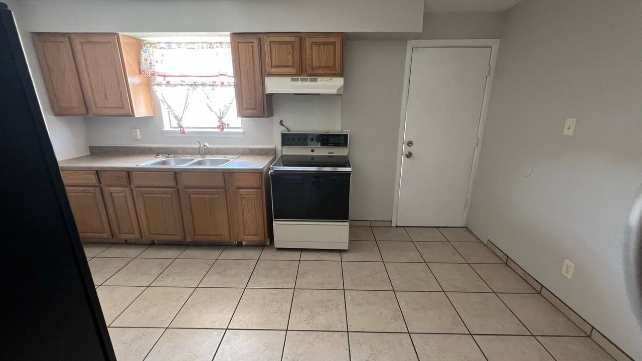 1355 Roosevelt St - Photo 6 of 20