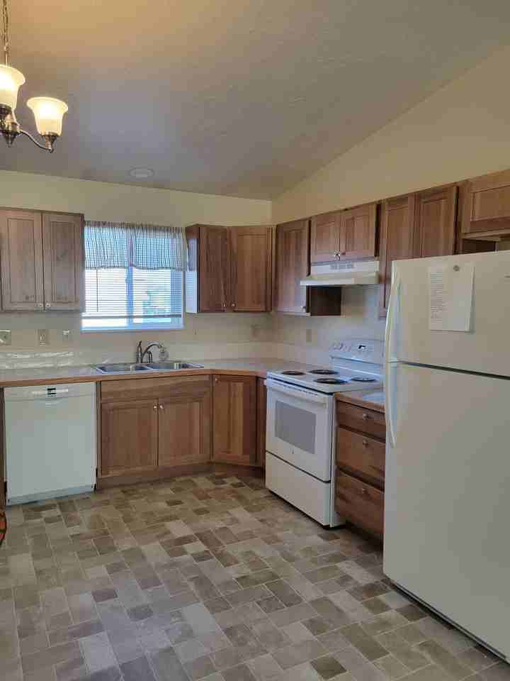 105 E Jefferson Ave #B - Photo 2 of 11