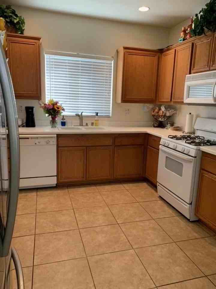 1479 Cottonwood St - Photo 2 of 5