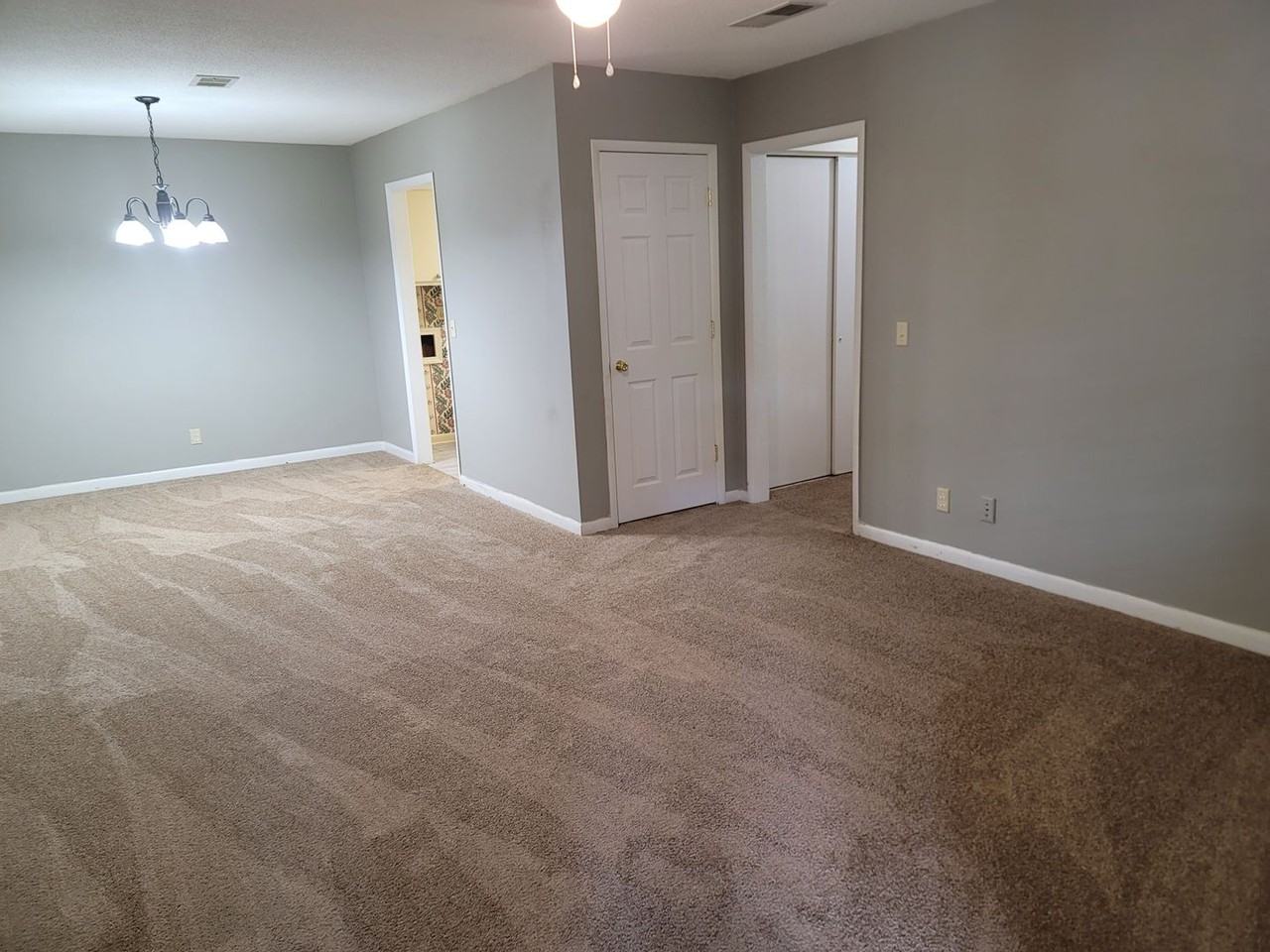 1704 Ashford Ln - Photo 4 of 20
