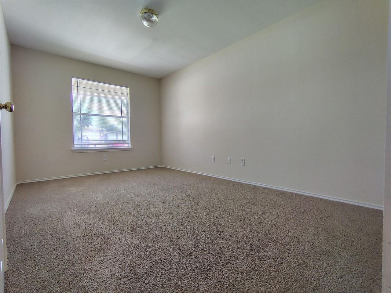 100 Steven St - Photo 5 of 25