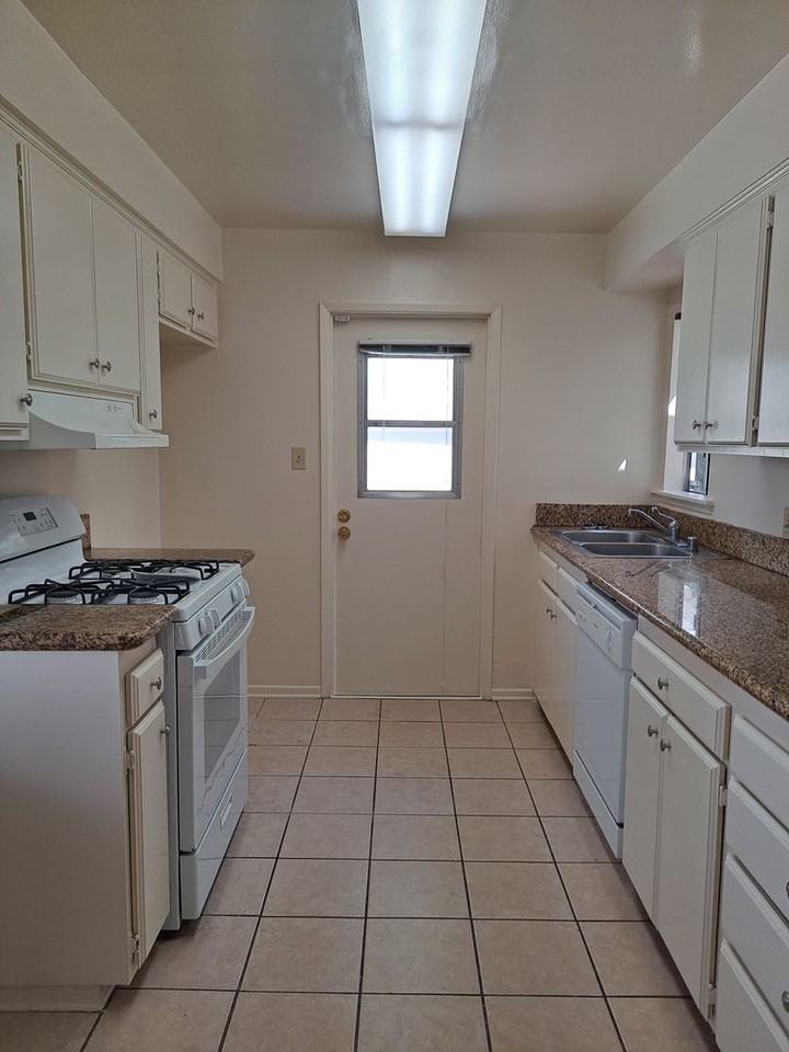 4430 Calhoun Ave - Photo 4 of 14
