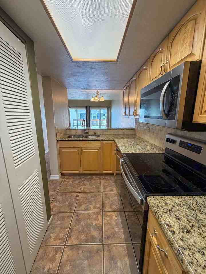 1662 Sw 16th St - Photo 7 of 25