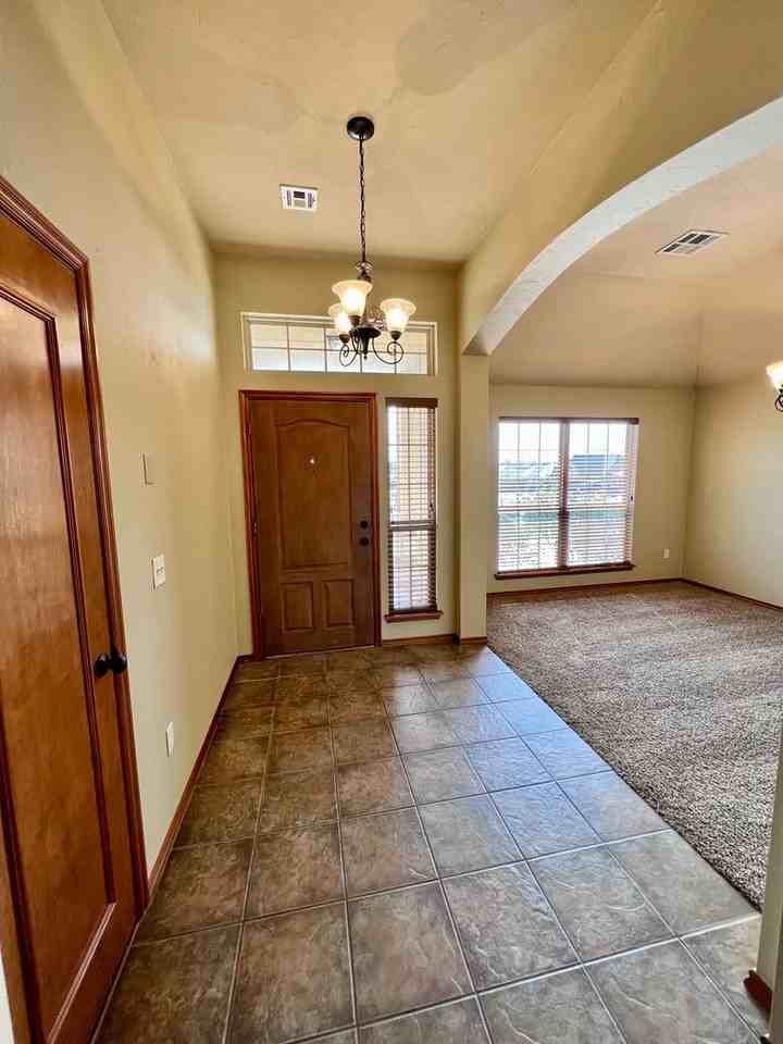 617 Applewood St - Photo 4 of 37