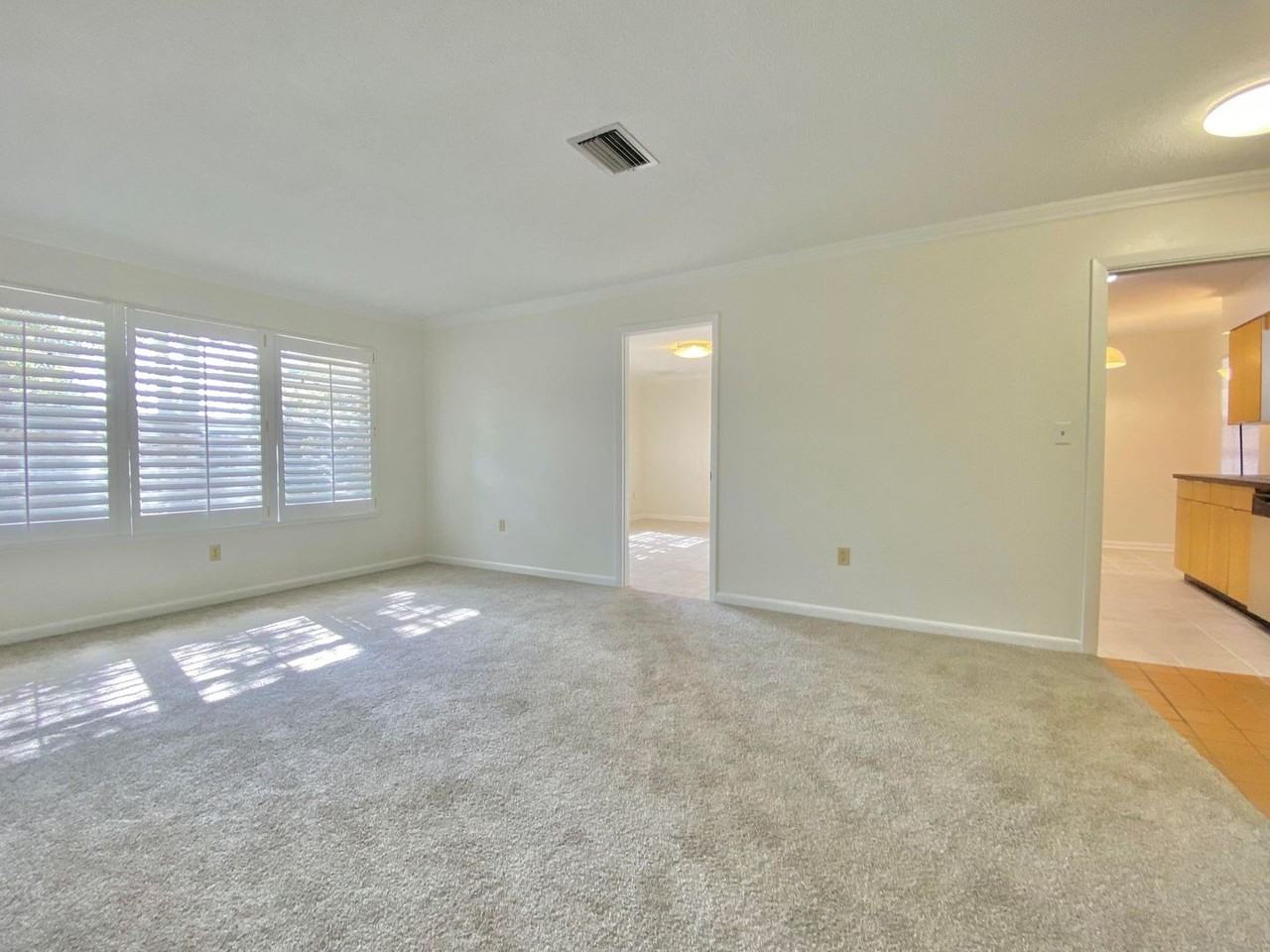 1211 Jaffa St - Photo 5 of 18