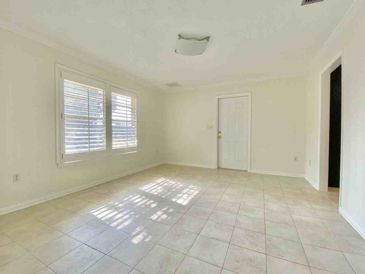 1211 Jaffa St - Photo 6 of 18