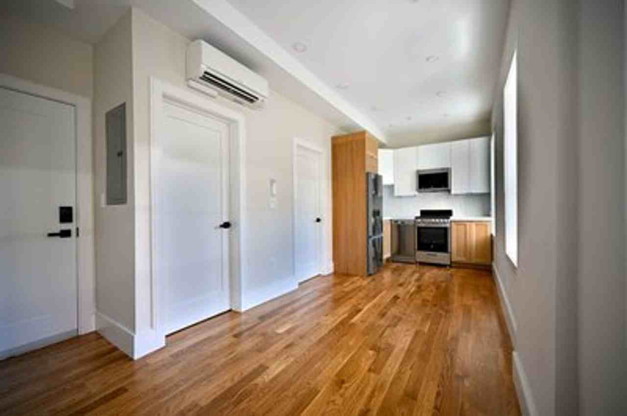 18 Winchester St - Photo 3 of 6