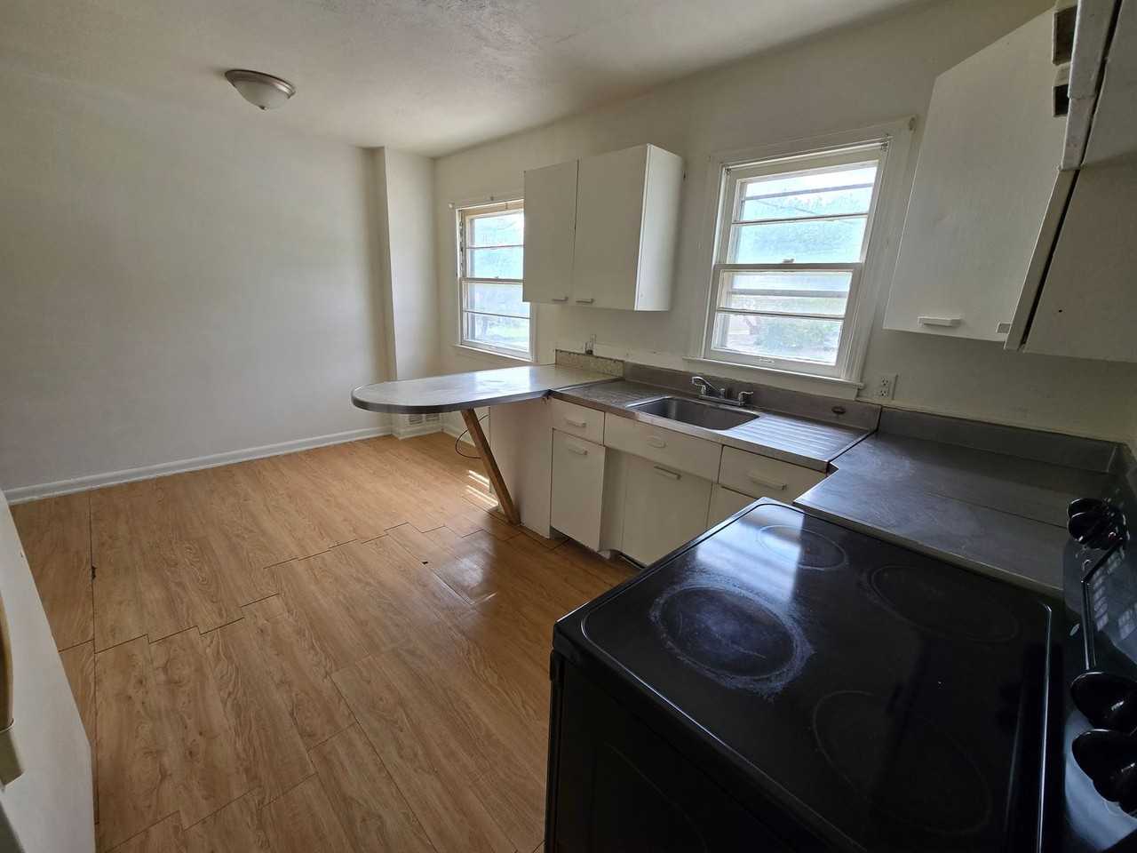 1210 26th St - Photo 2 of 9