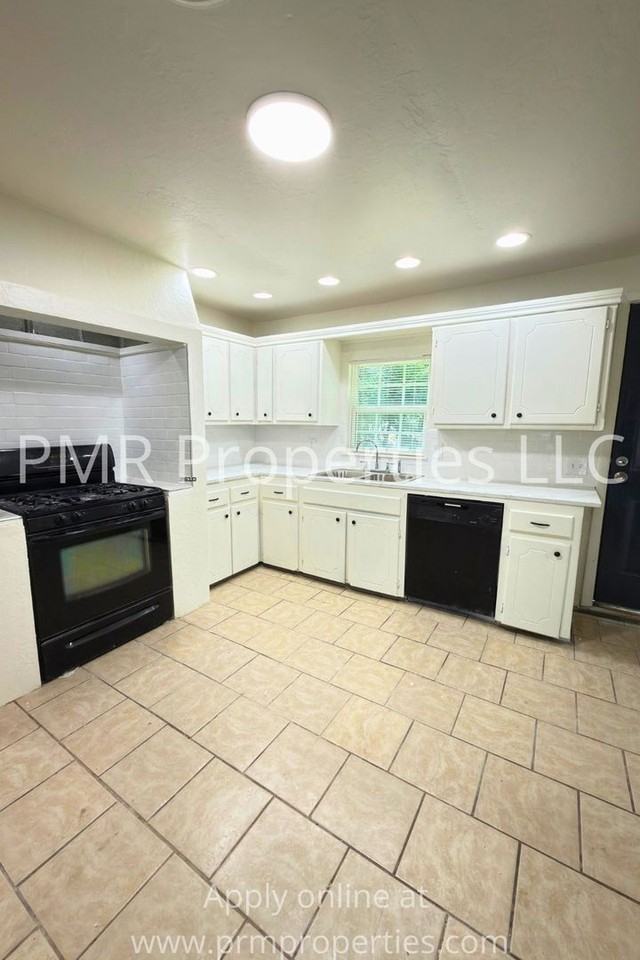 2604 2604 SW Ave H - Photo 2 of 11
