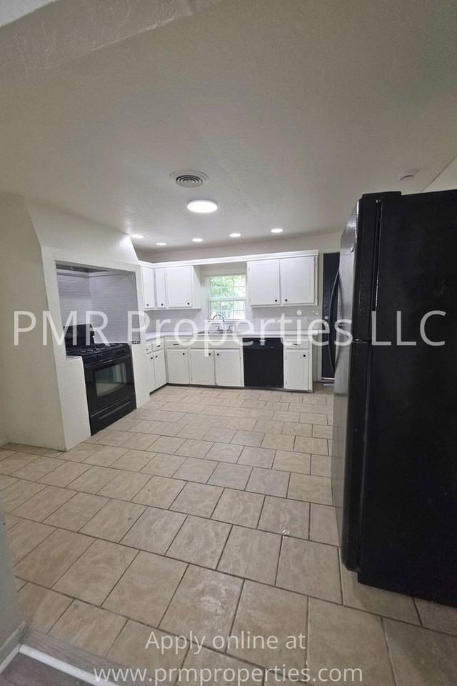2604 2604 SW Ave H - Photo 3 of 11
