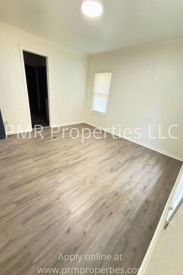 2604 2604 SW Ave H - Photo 4 of 11