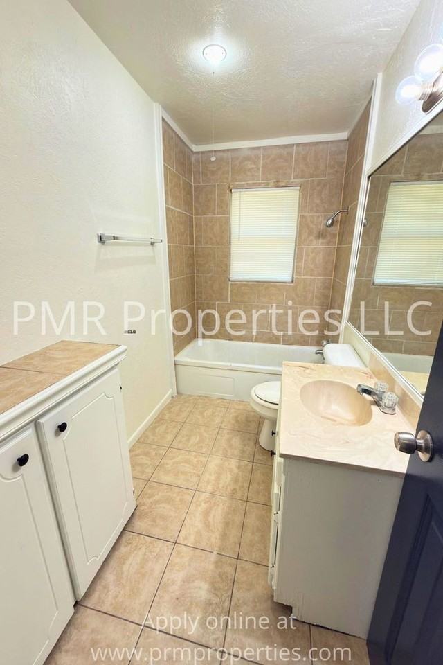 2604 2604 SW Ave H - Photo 5 of 11