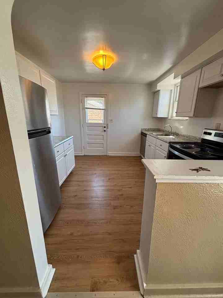 1300 Kelton Ave - Photo 5 of 14