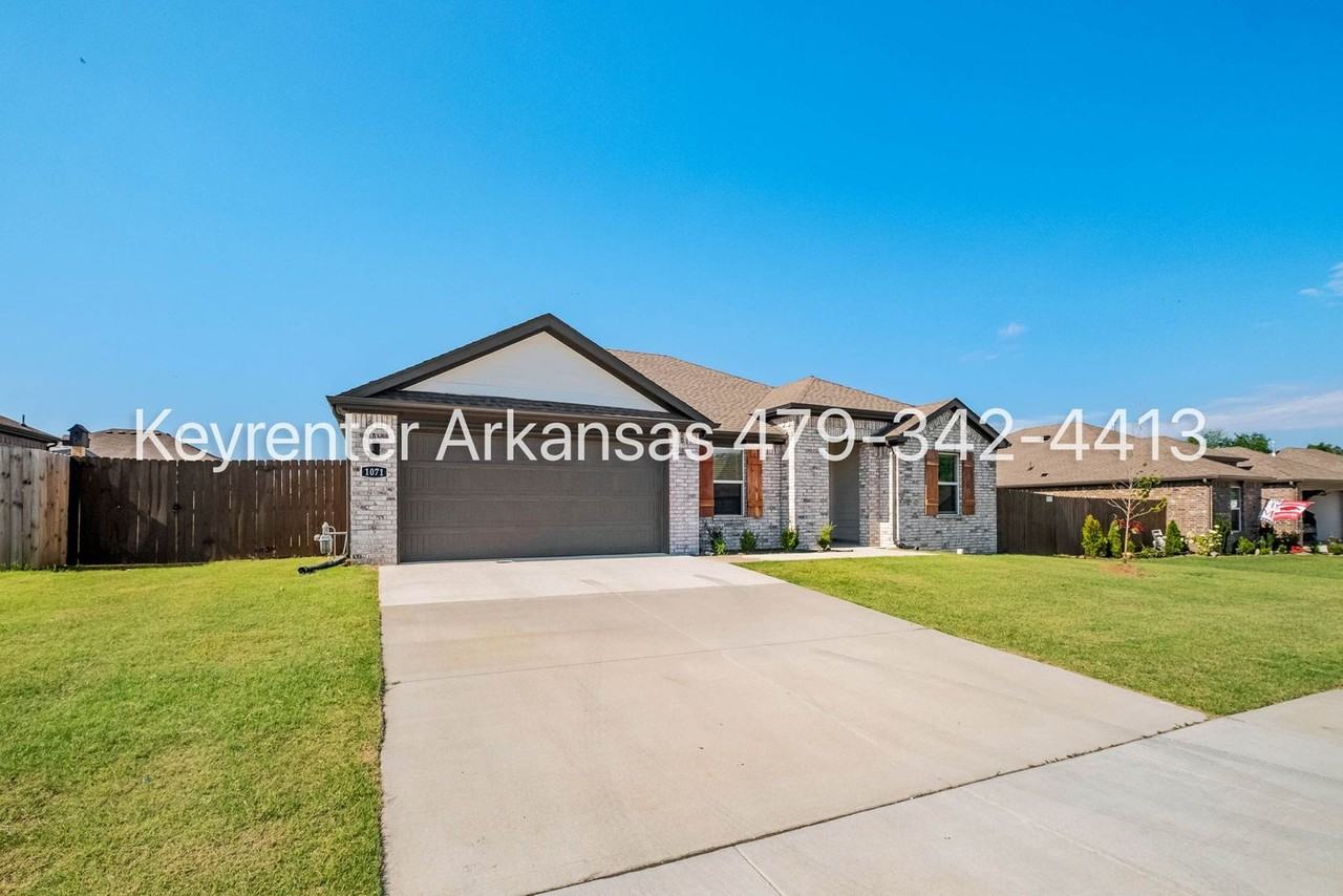 1071 Emerald St - Photo 3 of 27