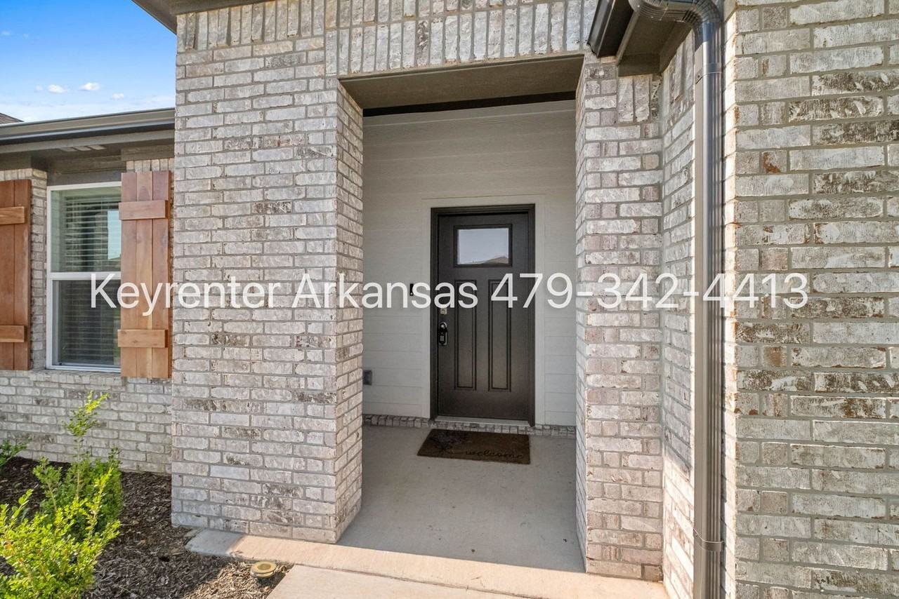 1071 Emerald St - Photo 4 of 27
