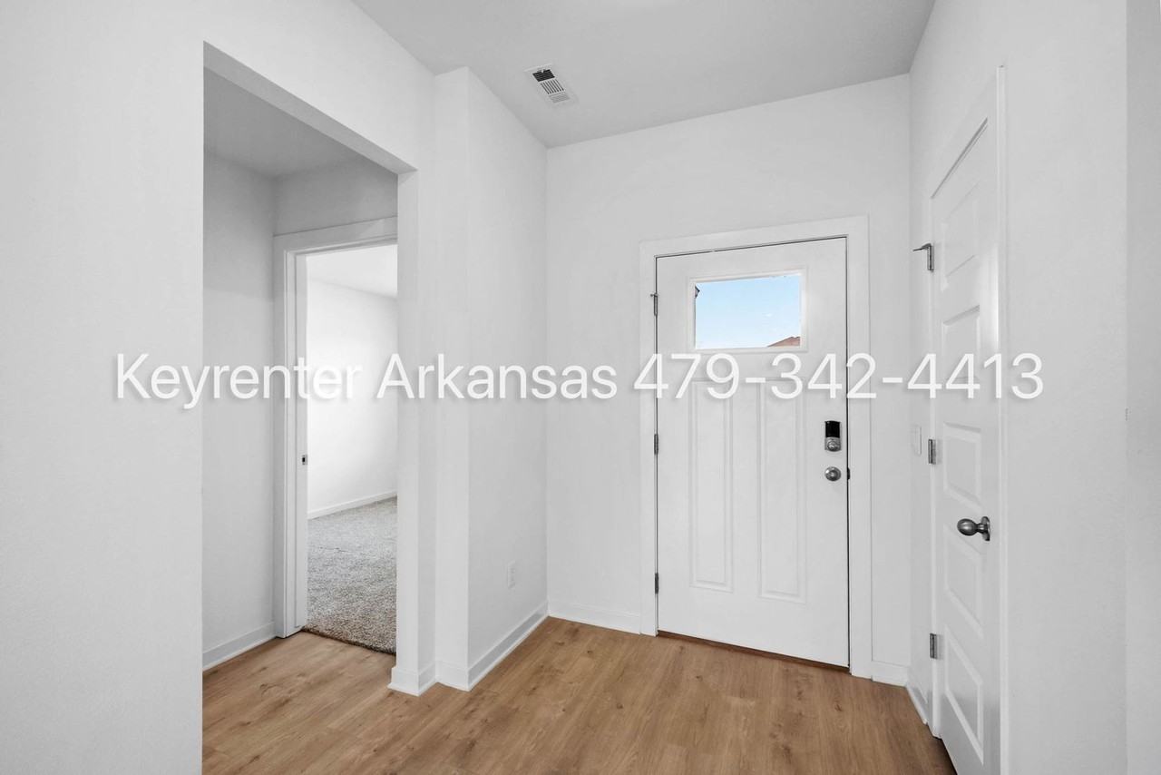 1071 Emerald St - Photo 5 of 27