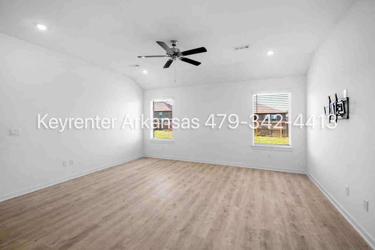 1071 Emerald St - Photo 6 of 27