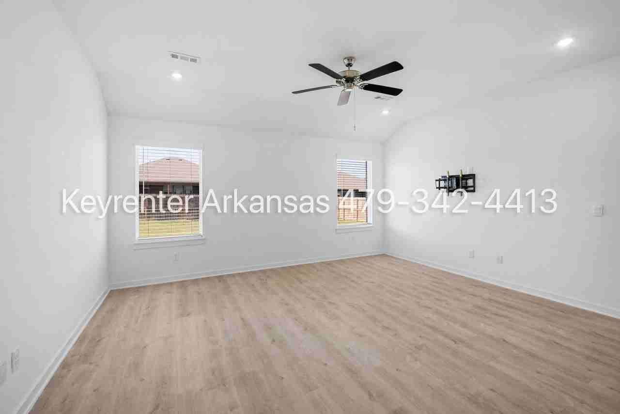 1071 Emerald St - Photo 7 of 27