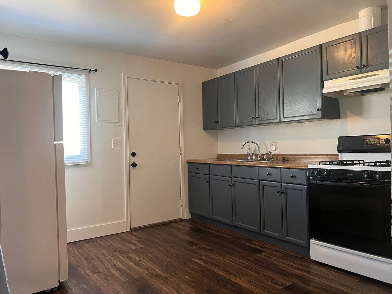 555 W Grant St - Photo 5 of 12