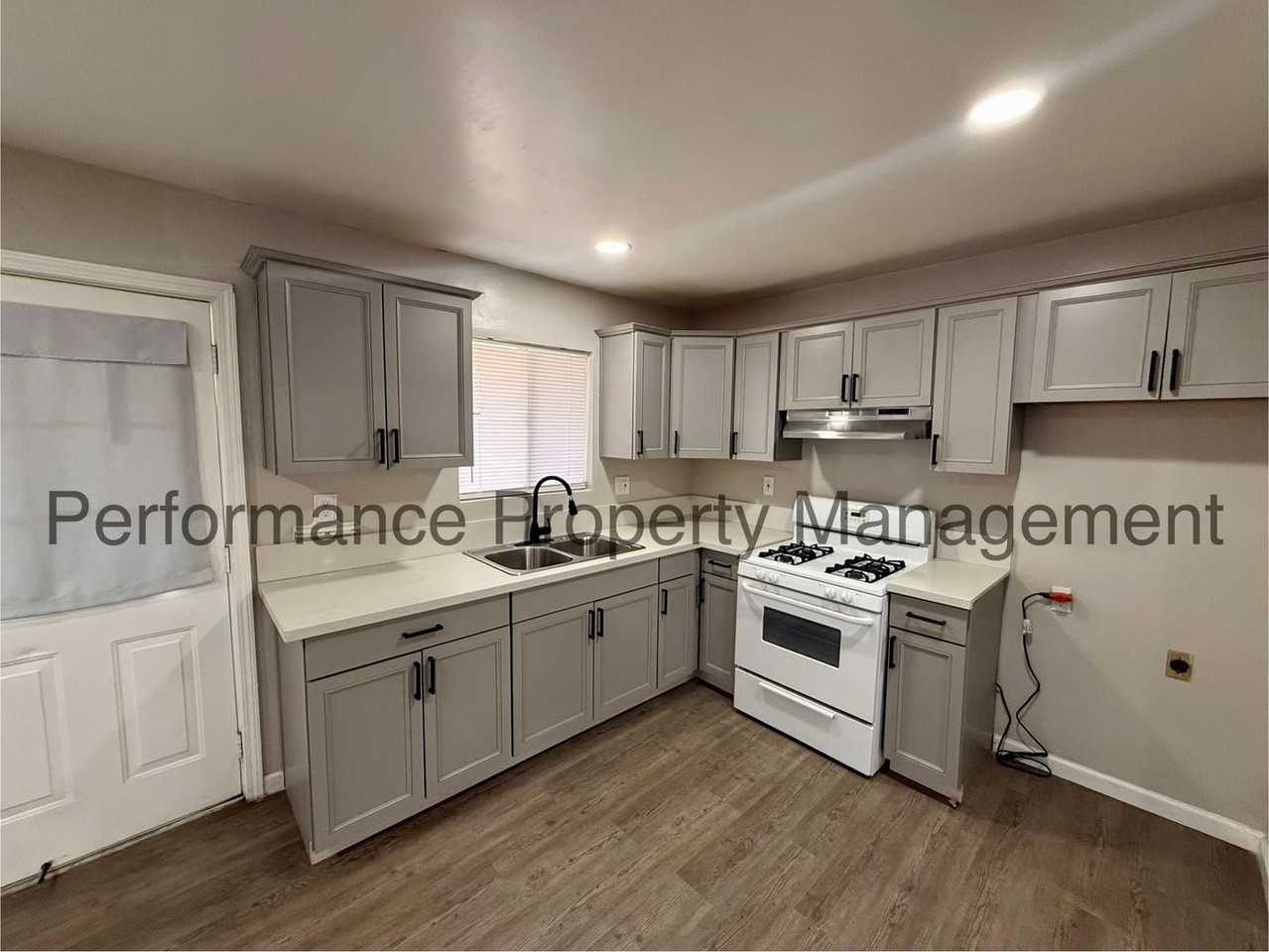 625 A St - Photo 4 of 12