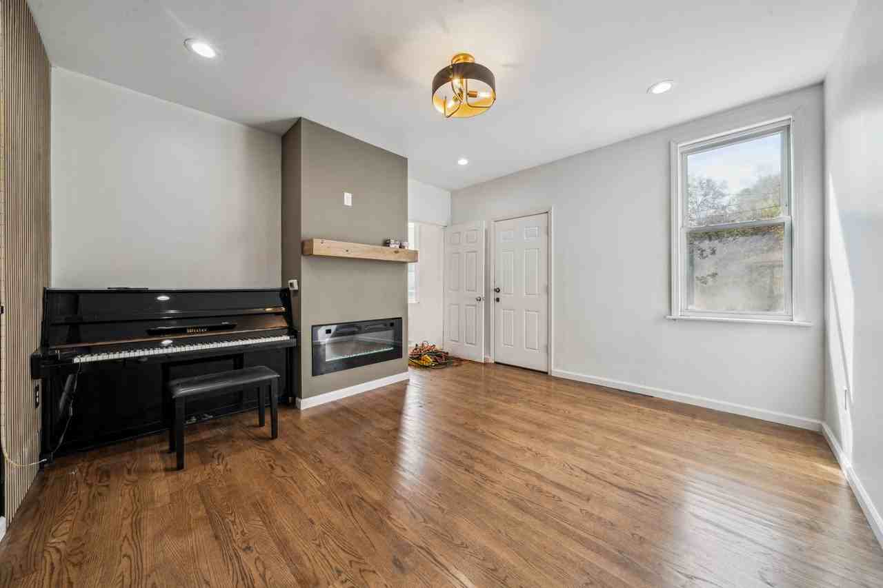 2819 Spring Garden Ave - Photo 3 of 25