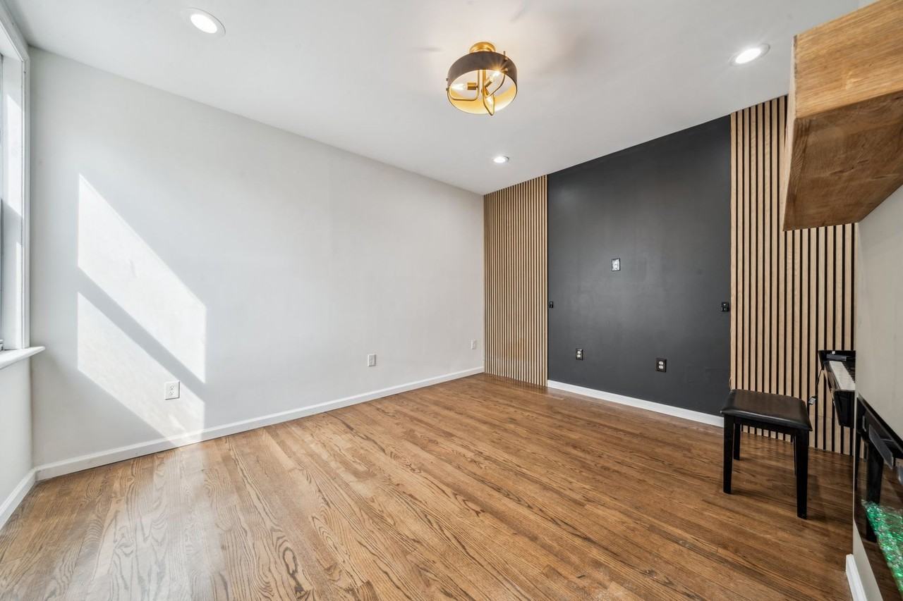 2819 Spring Garden Ave - Photo 4 of 25