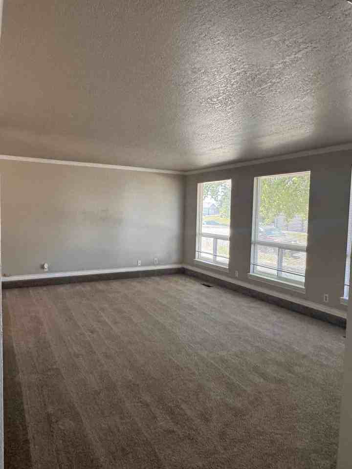 5303 N Sky Vista Ave - Photo 4 of 25