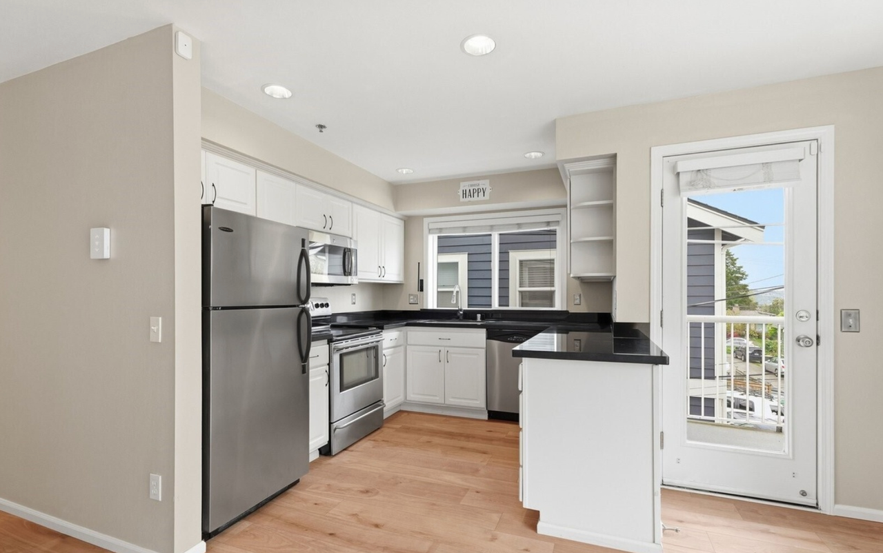2116 California Ave Sw - Photo 2 of 11