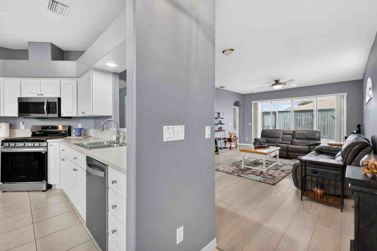 27150 Nostalgia Dr - Photo 5 of 30