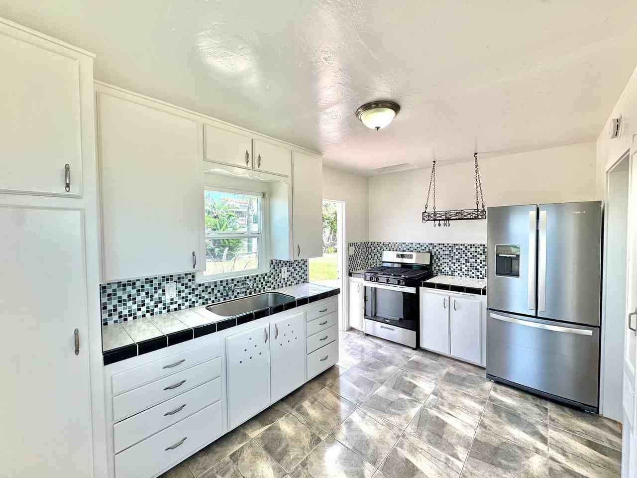 1665 Froude St - Photo 4 of 36