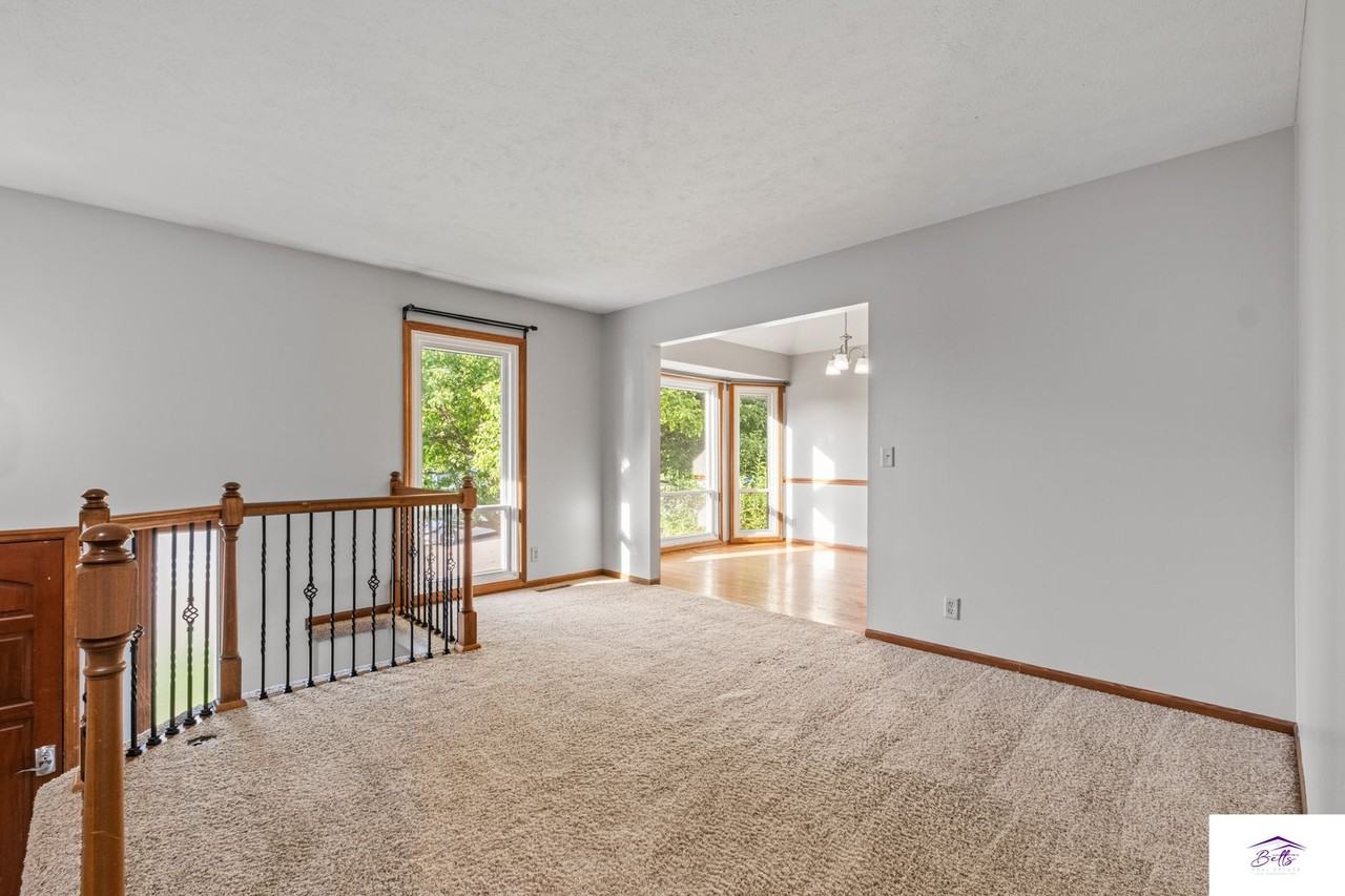 16911 N Cir - Photo 2 of 27