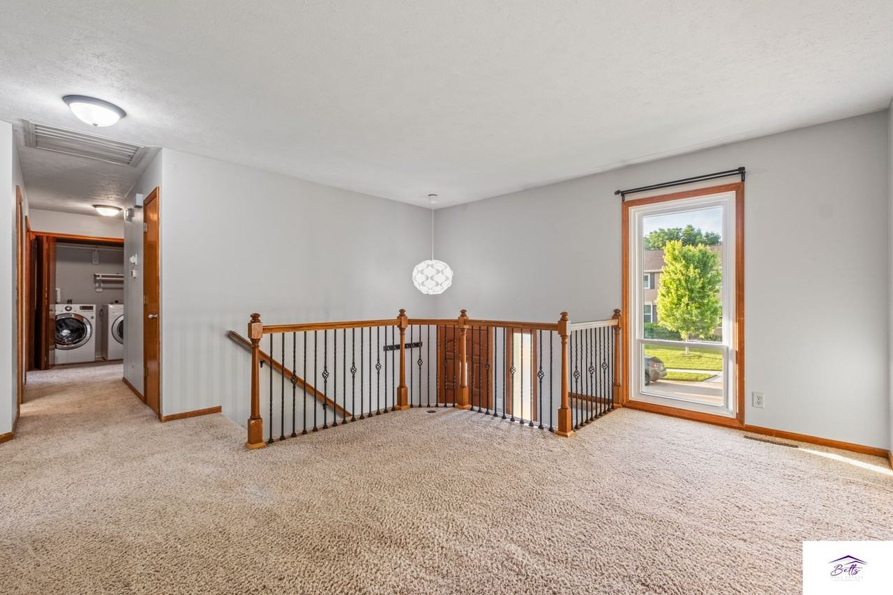 16911 N Cir - Photo 3 of 27
