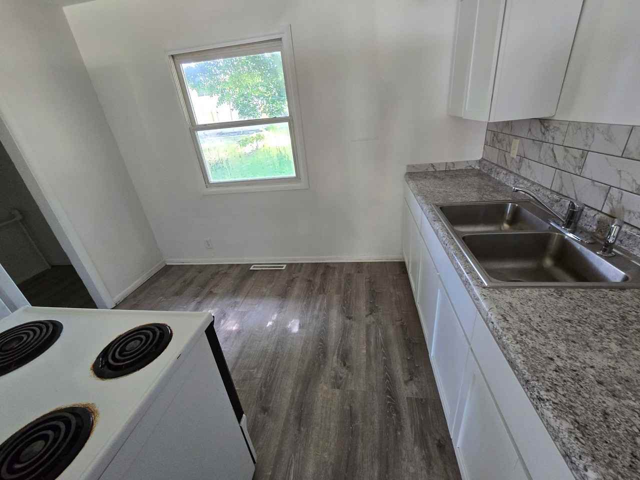 224 Se Lime St - Photo 3 of 9
