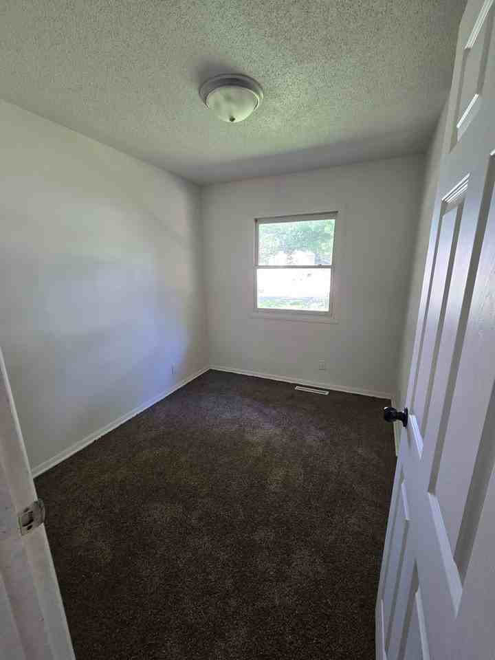 224 Se Lime St - Photo 5 of 9