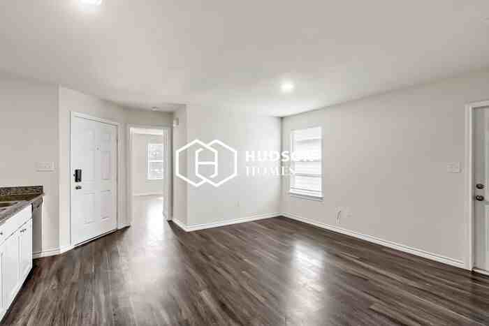 1368 Locust St - Photo 4 of 14