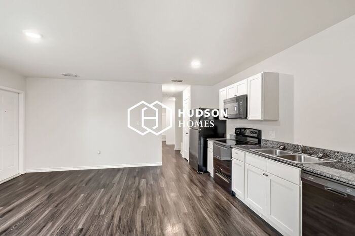 1368 Locust St - Photo 6 of 14