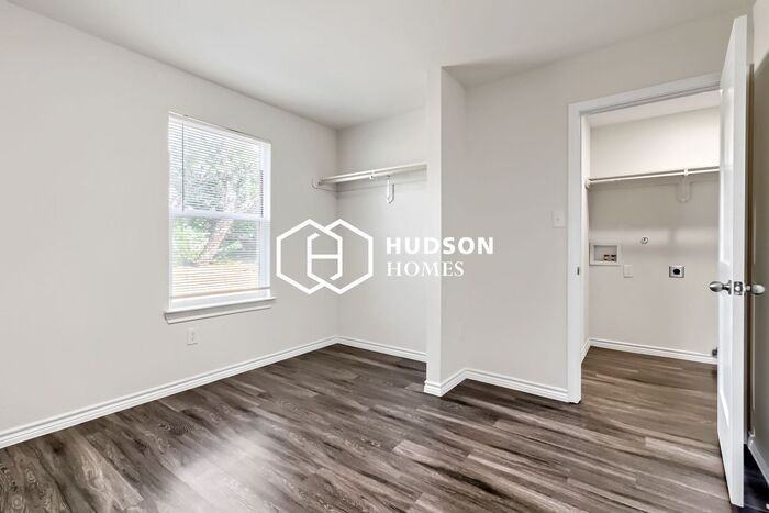 1368 Locust St - Photo 7 of 14