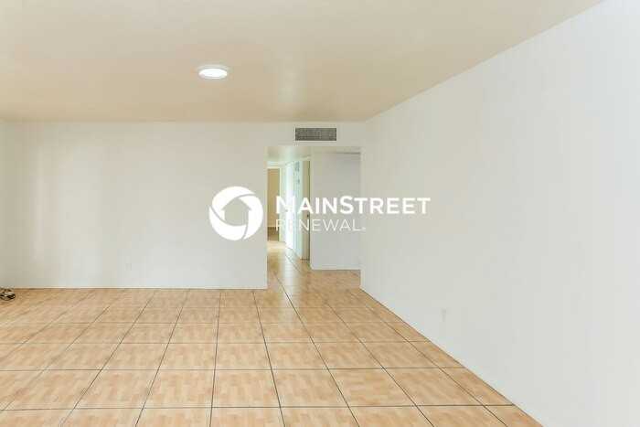 4721 E Polk St - Photo 4 of 15