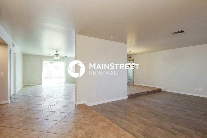 15607 N 60th Ave - Photo 3 of 16