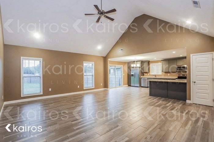 977 Garrett Ln - Photo 5 of 16