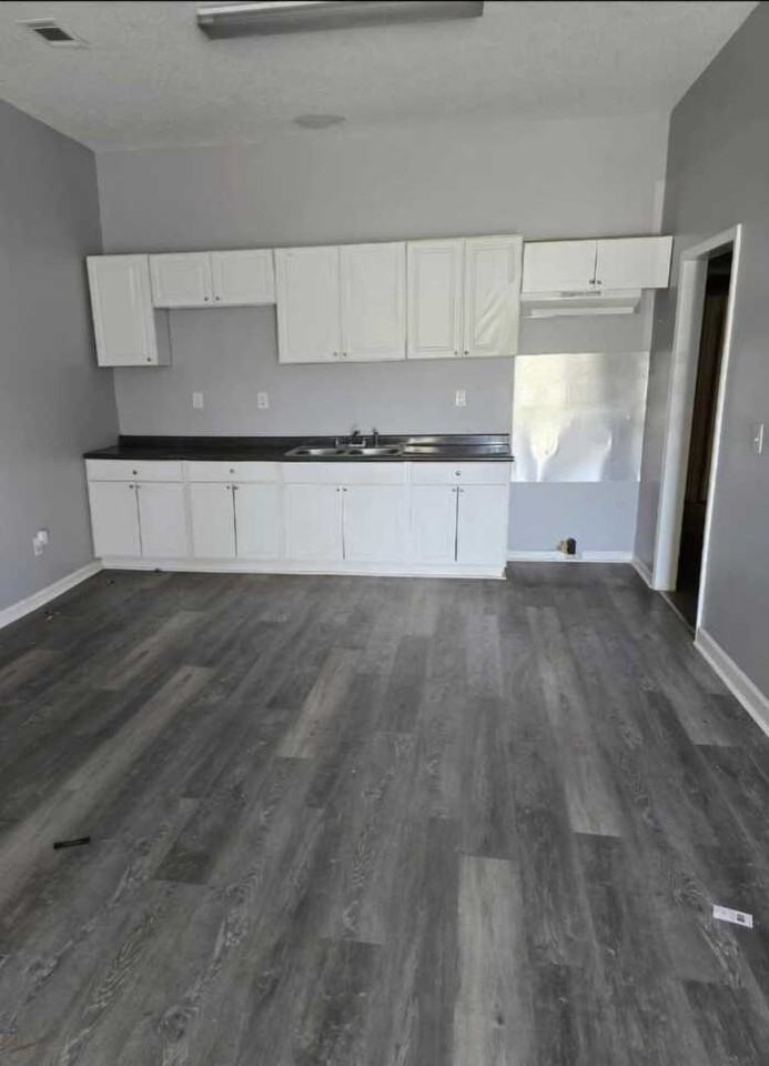 684 Mitchell St - Photo 3 of 4