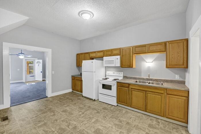 119 Church St - Photo 4 of 25