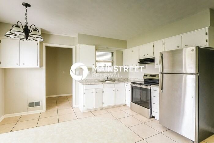 2812 Lake Park Rd - Photo 3 of 18
